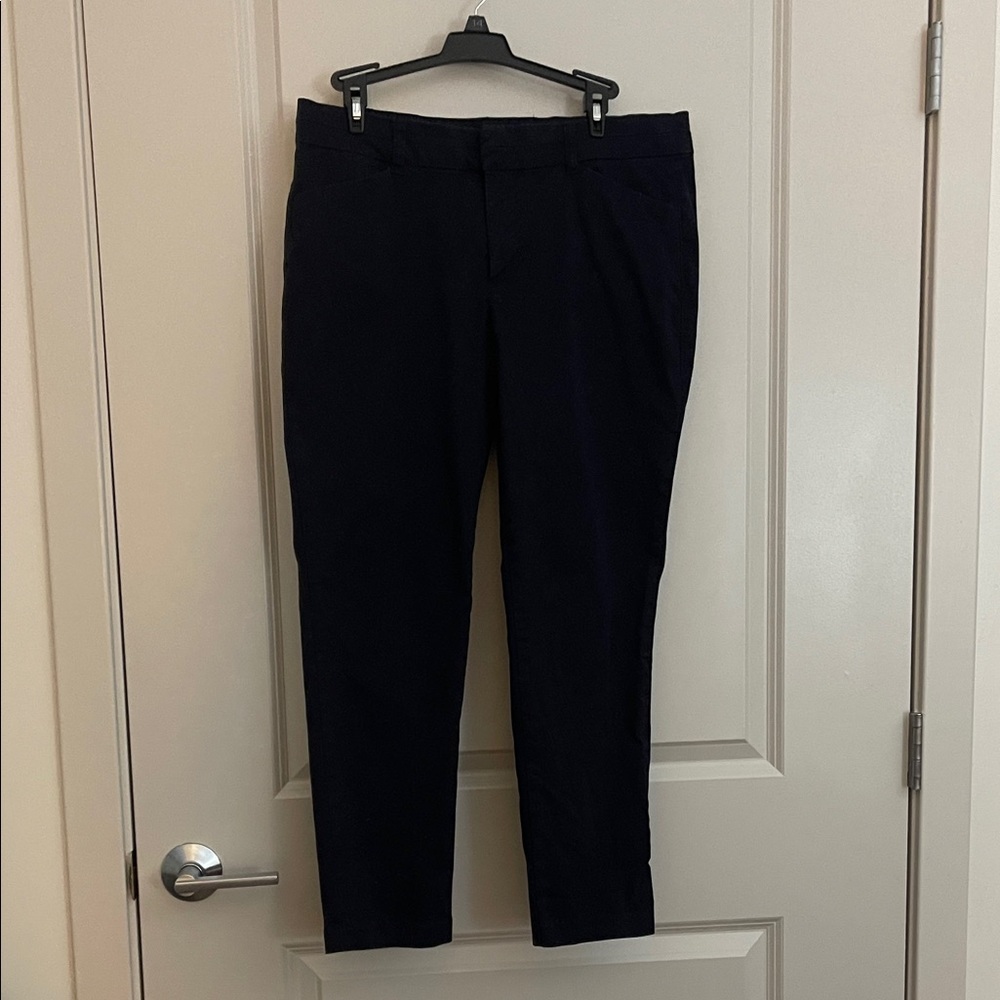 GAP Khakis Slim City La Coupe Urbaine Etrote Women's Navy Capris